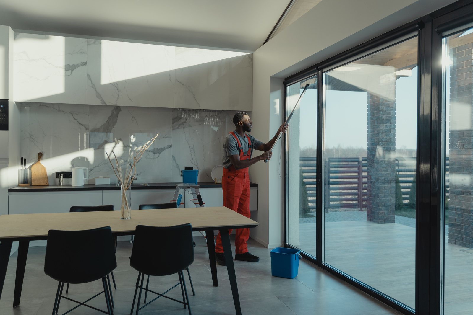 Agent de nettoyage professionnel intervenant sur des vitrages de bureaux